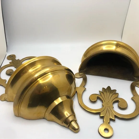 SOLD: Brass wall pocket/planter x2 (priced individually) - Picture 3 of 3